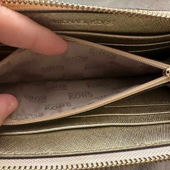 Michael Kors Vanilla Monogram Gold Glitter Center Stripe Large Wallet EUC - Picture 7 of 9